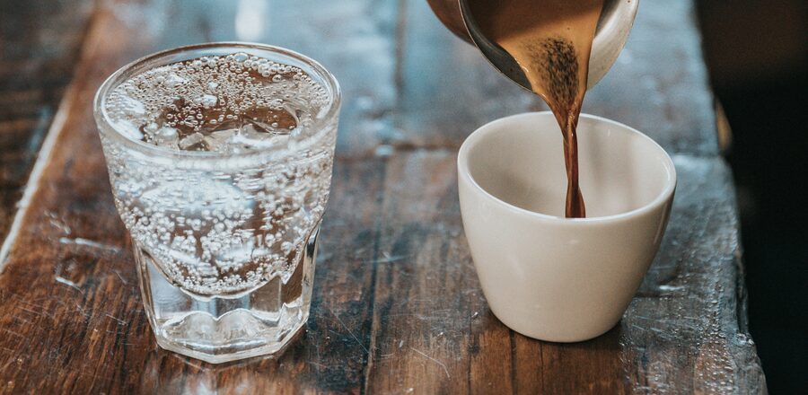 Kaffee und Wasser